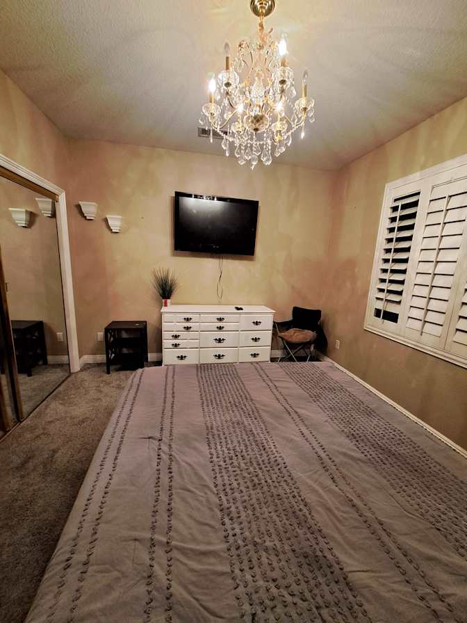 Deelawn's room