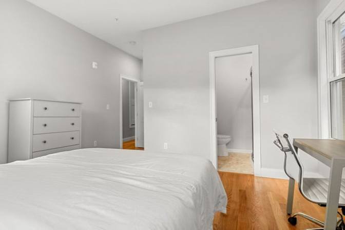 fully furnished South Boston home's room