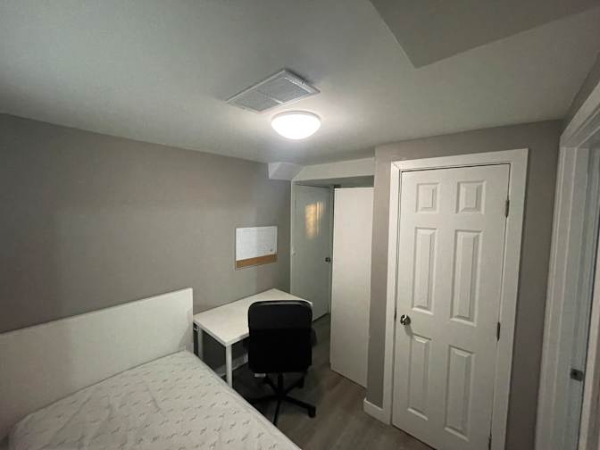 Bwood House's room