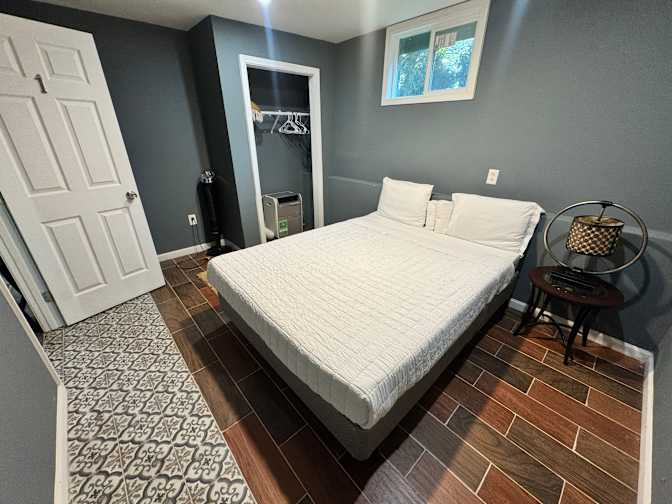 Alcove Rooms's room
