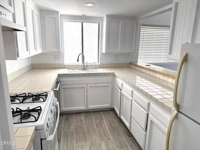 Aga's Beach Pad Room!'s room