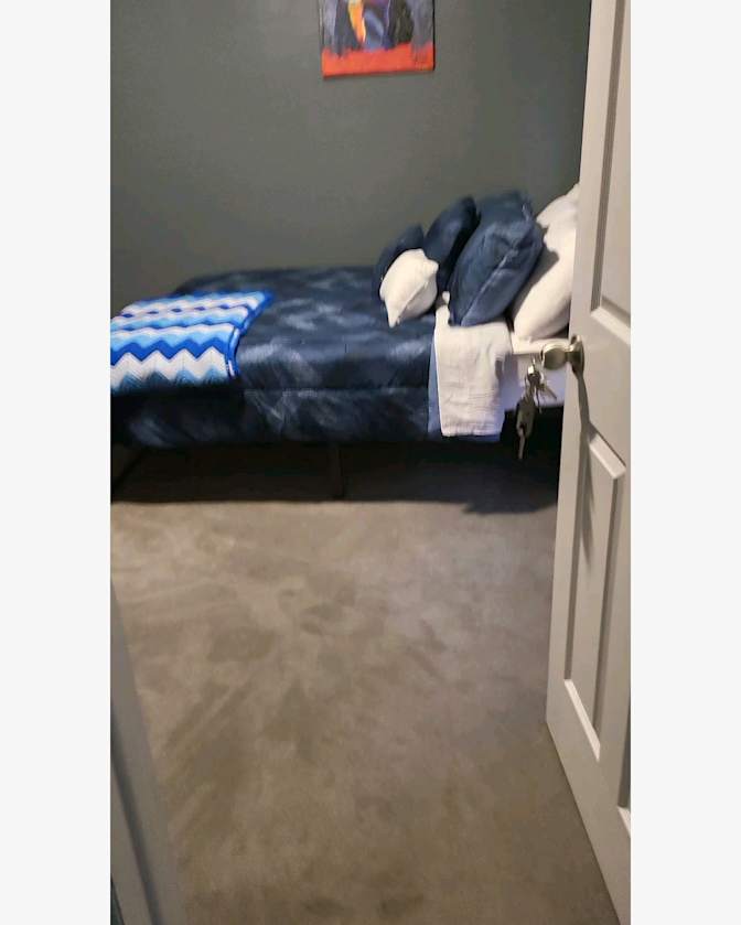 LESLIE's room