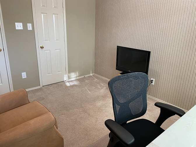Cozy Suite in Home's room