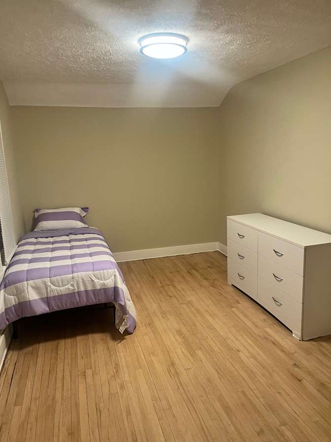 RL Homes's room