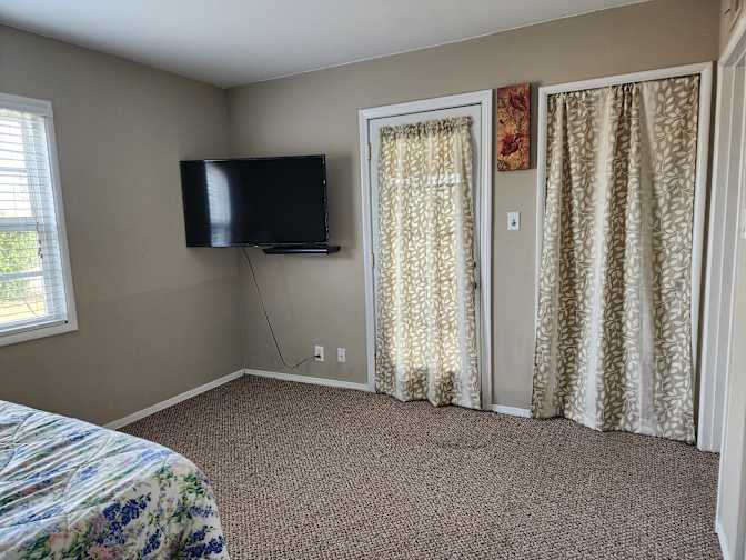 Room in a quiet house - Oxnard's room