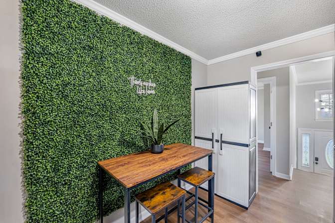 lifedoorrentals's room