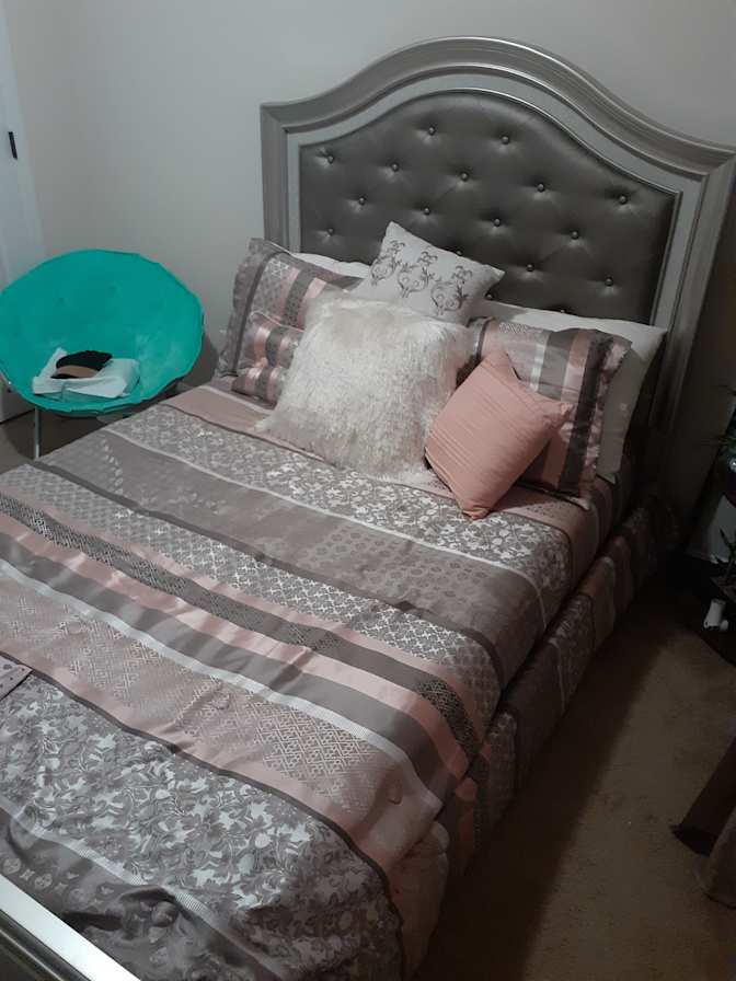 Moe's room