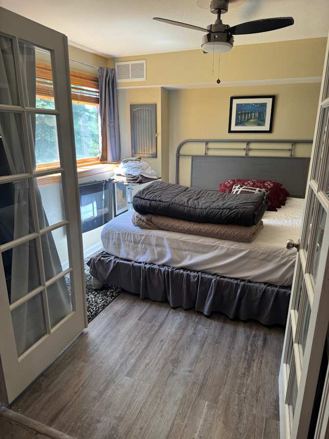 Jeffery Lampas's room