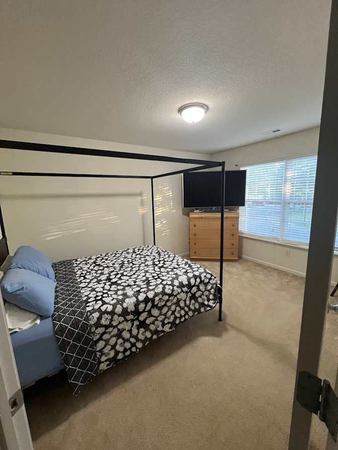 Luis Peralta's room