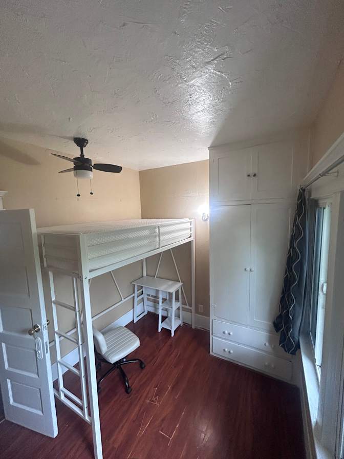 Lee's room