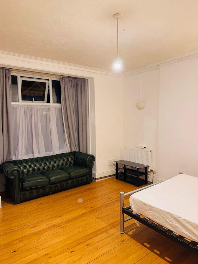 hassan khan's room
