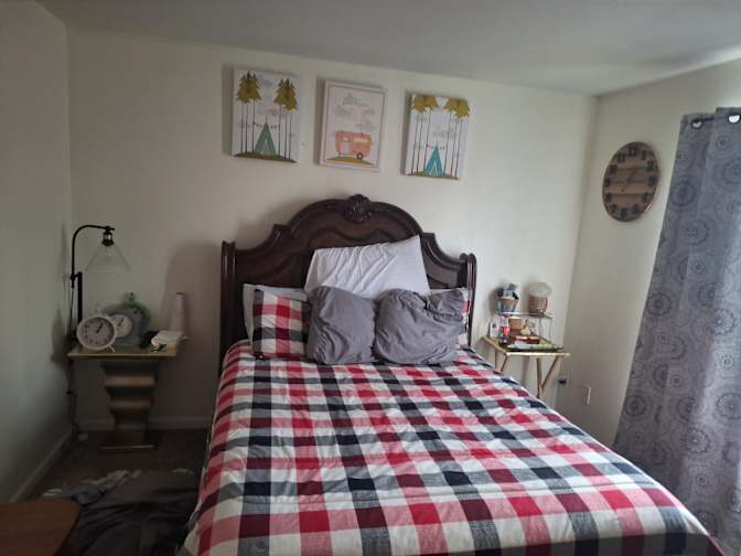CARL0S's room