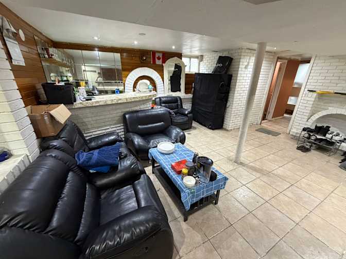 Aron's room