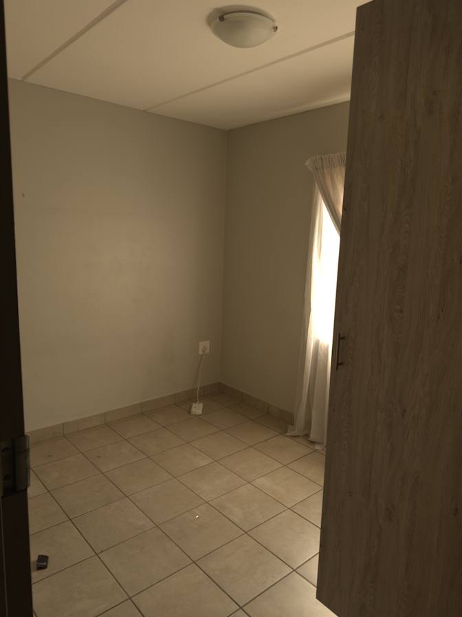 SAMI SIMON's room