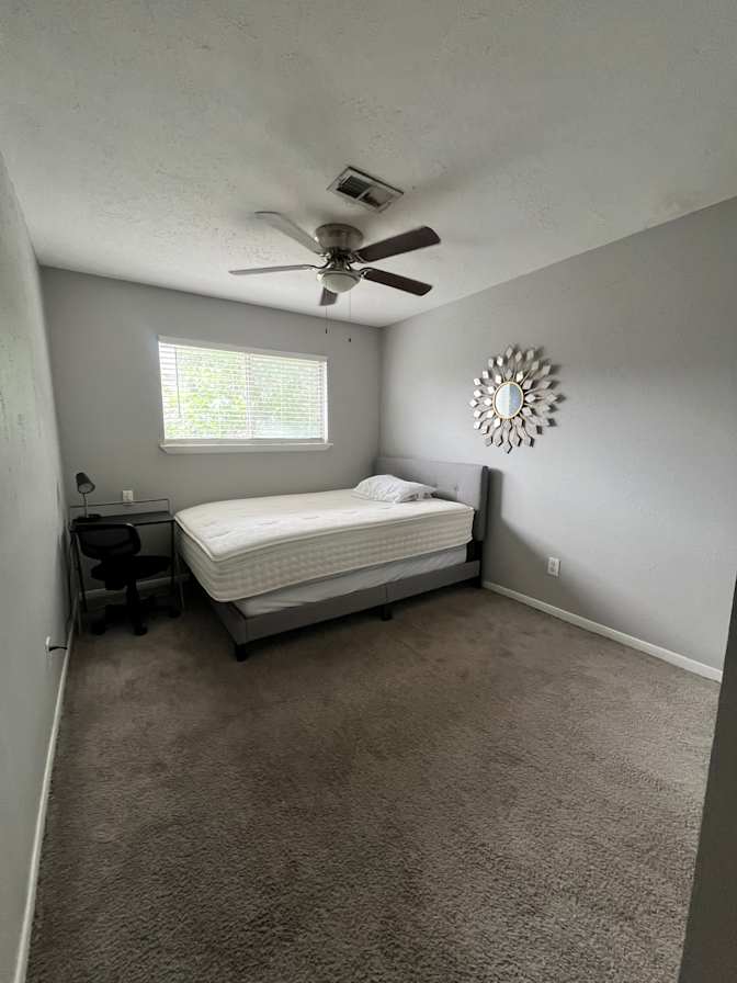 VENEISHA's room