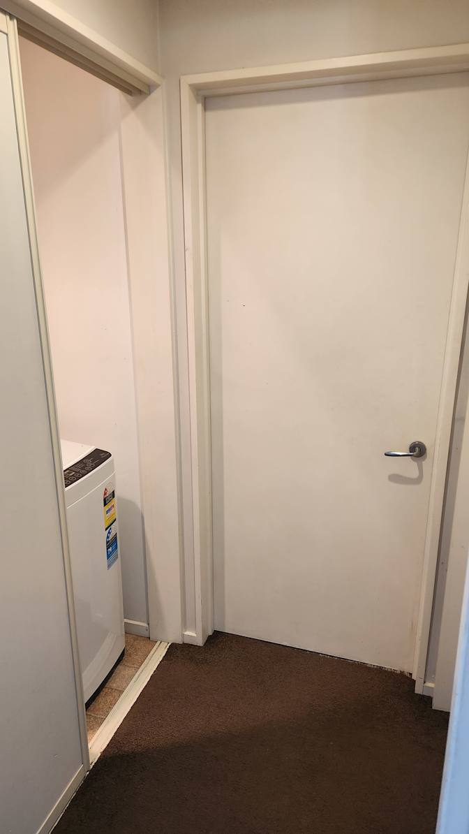 Roni M's room