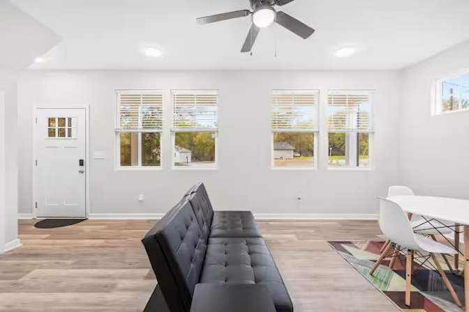 Alcove Rooms's room