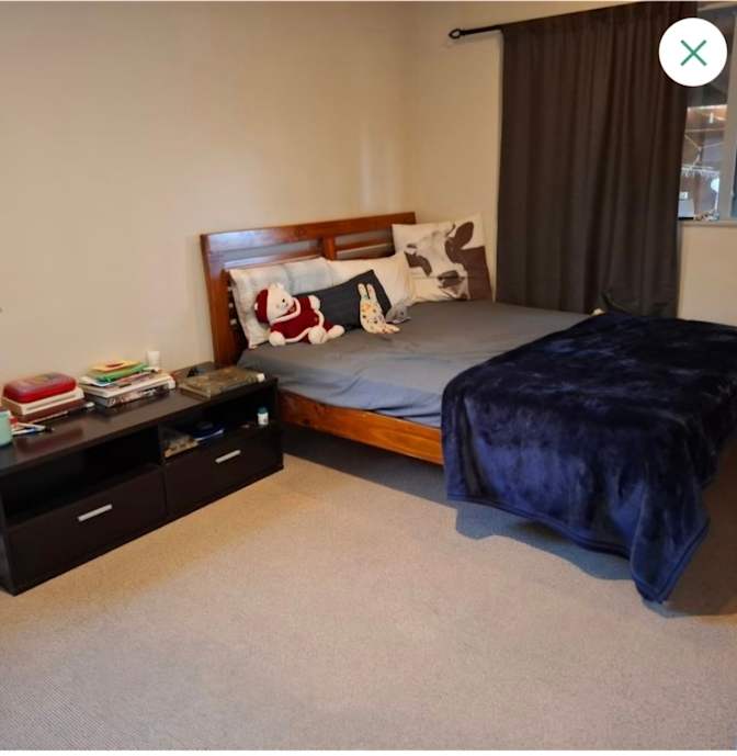 Priya Fernandes's room