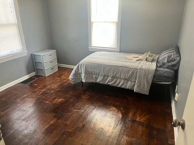 RL Homes's room