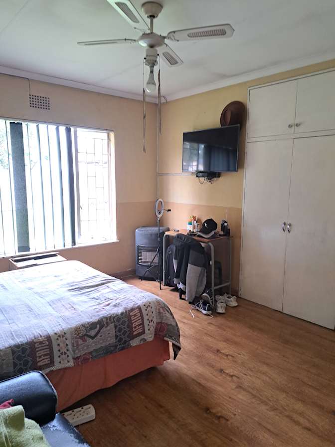 Deon's room