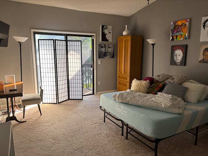 De's room