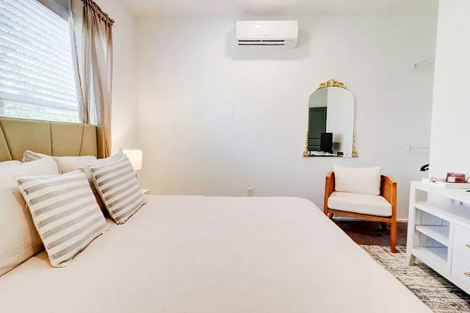 Alcove Rooms's room