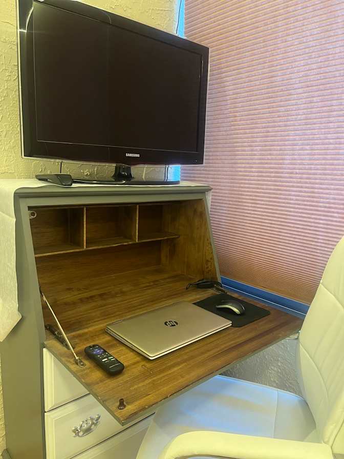 Amy B Amodeo's room
