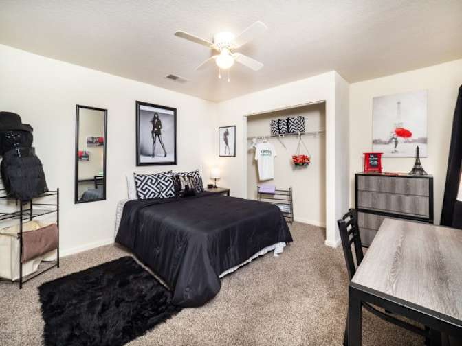 Alcove Rooms's room