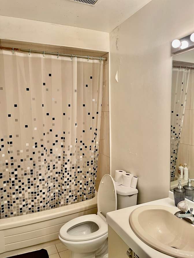 Mahnaz Shahrzad Asr's room