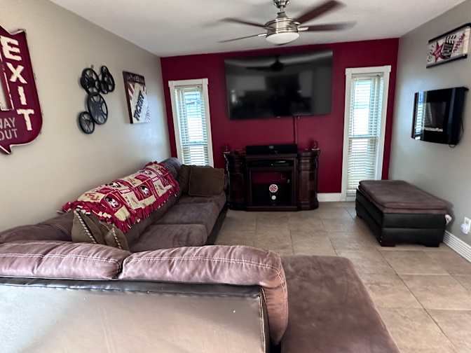 Leslie's room