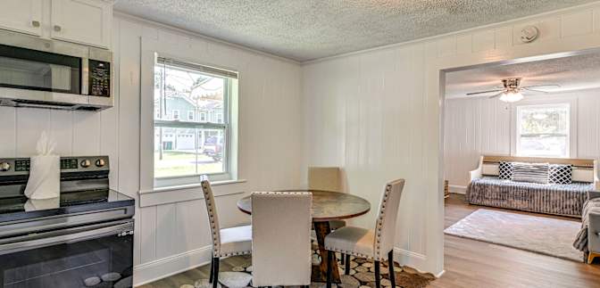 Alcove Rooms's room