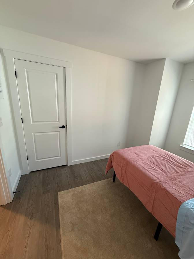 leslie's room