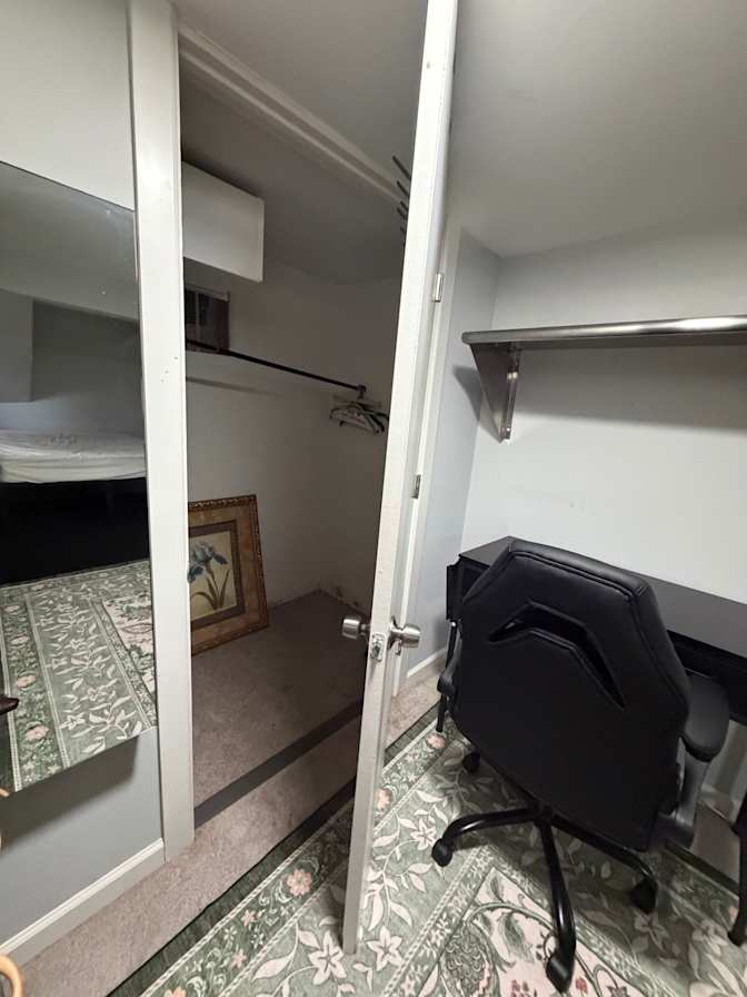 Enshi's room