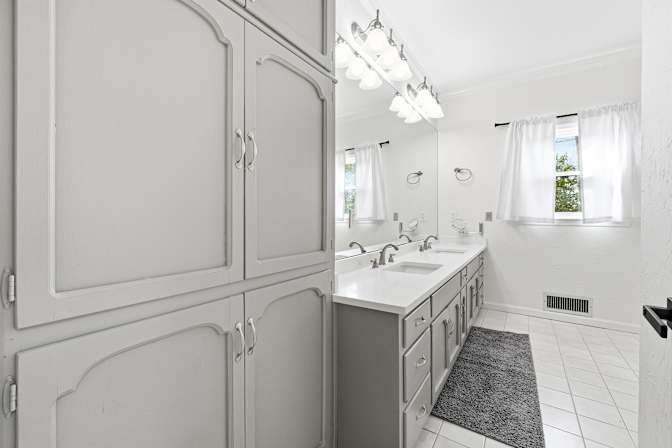 Alcove Rooms's room