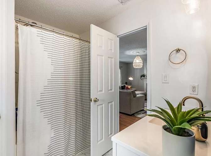 Alcove Rooms's room