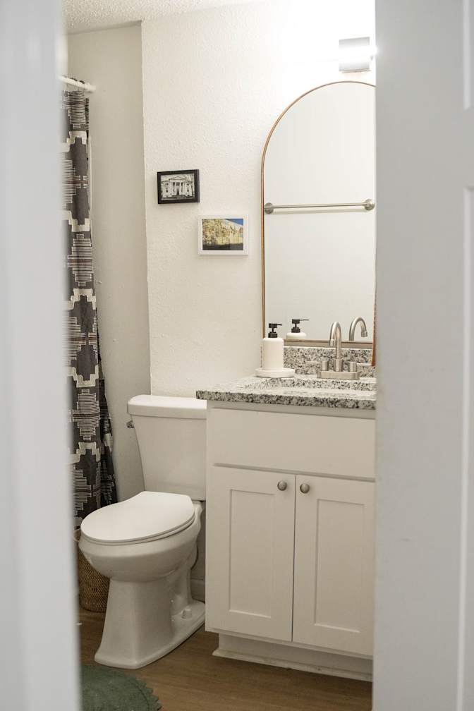Alcove Rooms's room