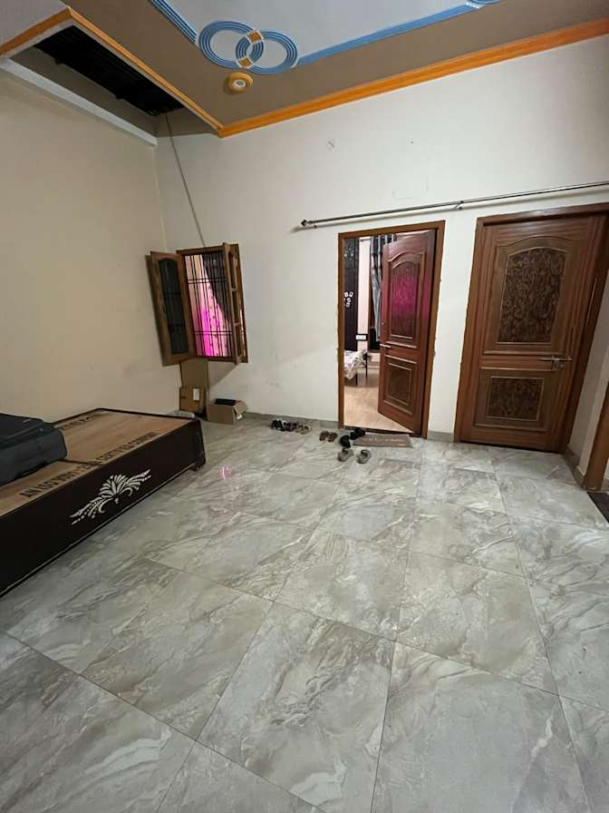 Ashruti BHATT's room