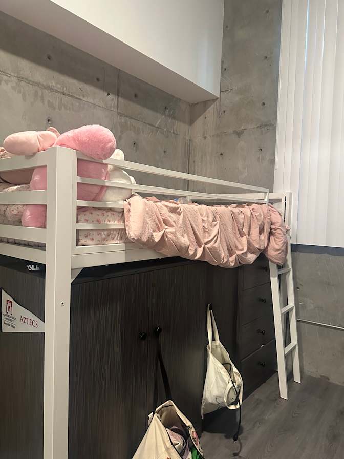 Estephanie Fernandez's room