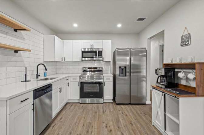 Pavo Real Properties's room
