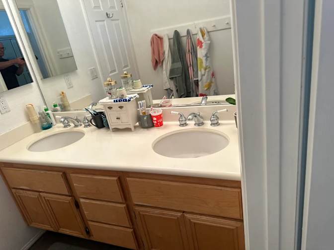 LARGE ROOM FOR RENT's room