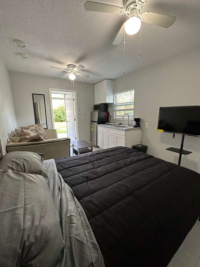 Yossi's room