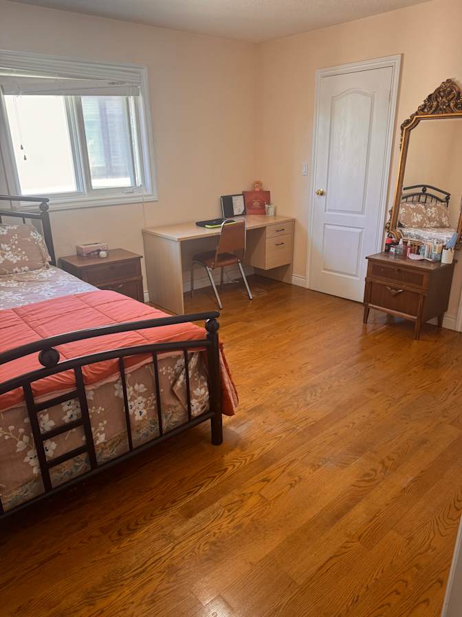 zari esmaeili's room