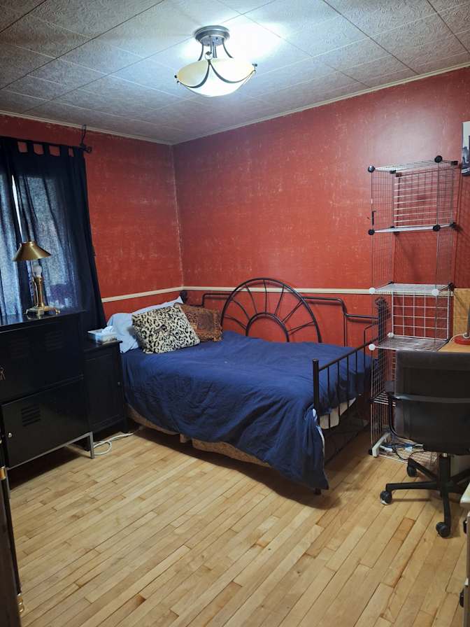 Ryschell Dragunov's room