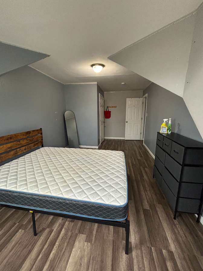 Alecia  Jones's room