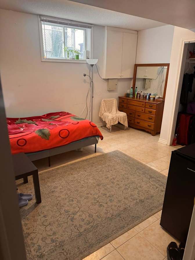 zari esmaeili's room