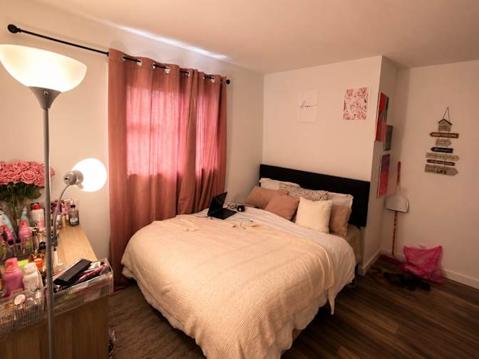 Mo's room