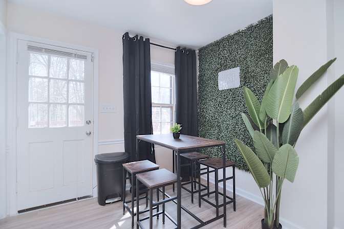 lifedoorrentals's room