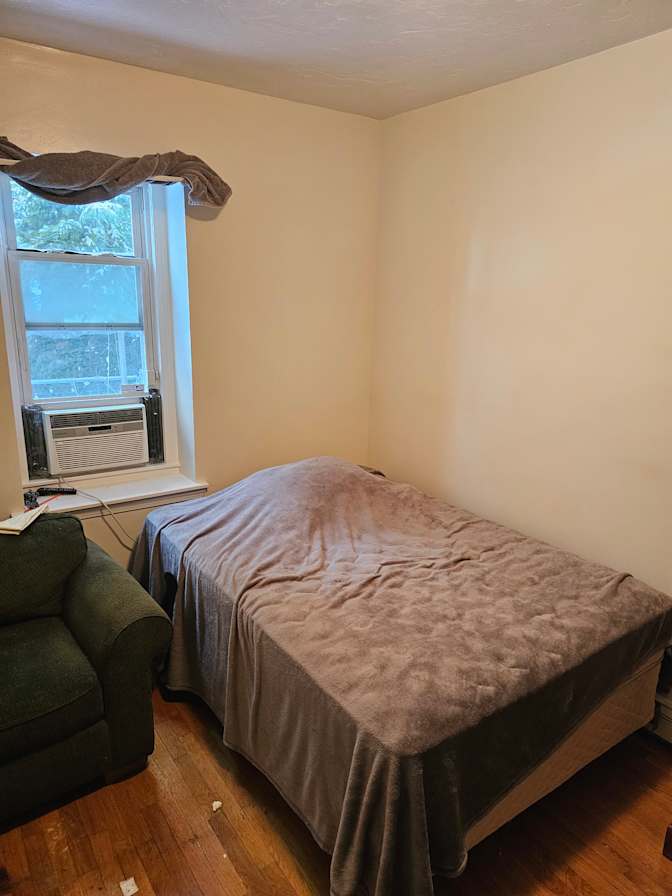 ALAN L HOMSY's room