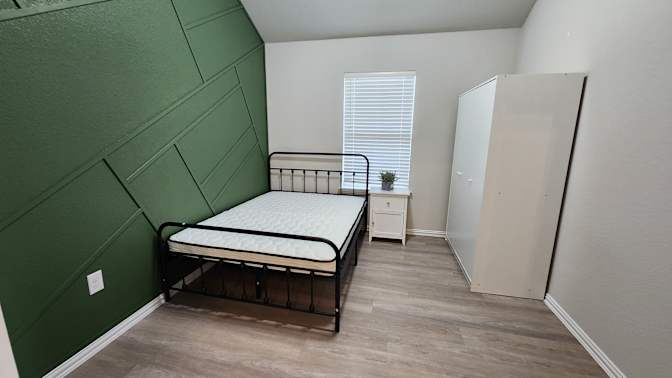YAYA TRAN's room