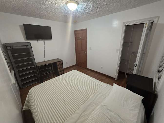 Luis's room